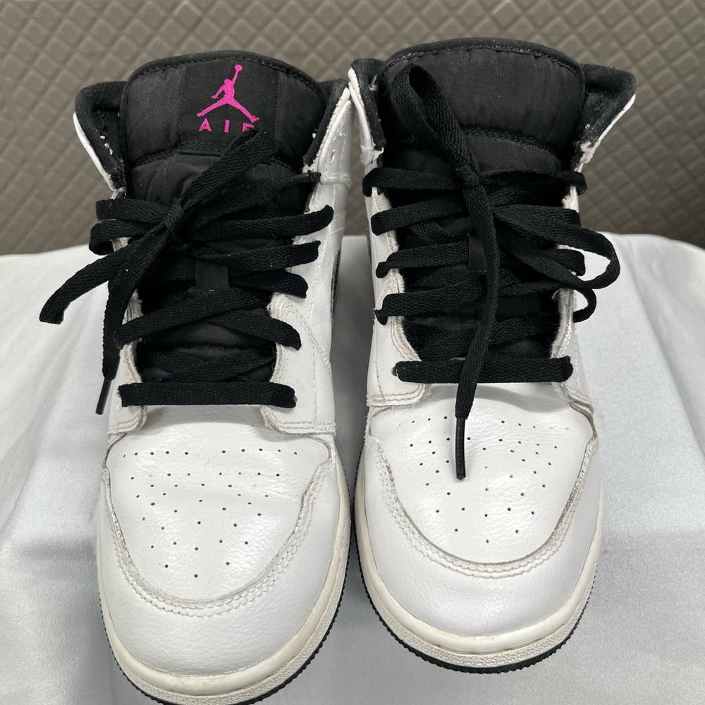 Jordan 1 Mid White Black Fuchsia Blast (GS) size 7y